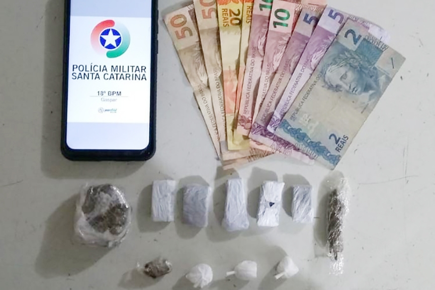 Polcia encontra drogas em pochete e forro de casaco de homem preso em Ilhota