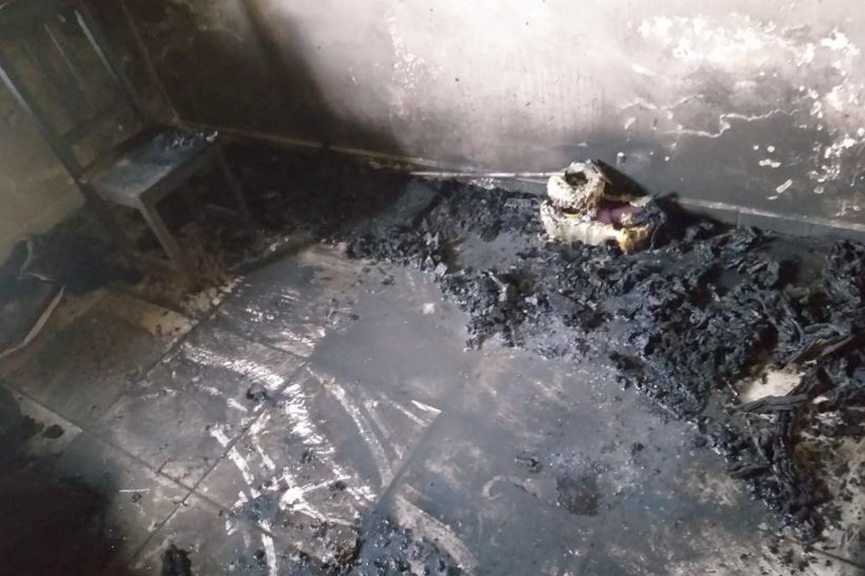 Me e filhos tm casa queimada no bairro Margem Esquerda, em Gaspar