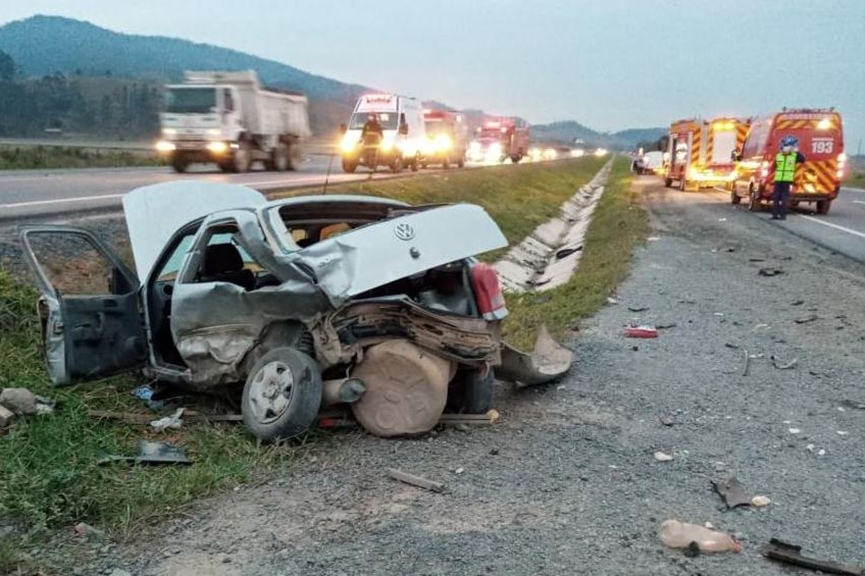 Coliso entre dois carros deixa homem ferido na BR-470, em Gaspar