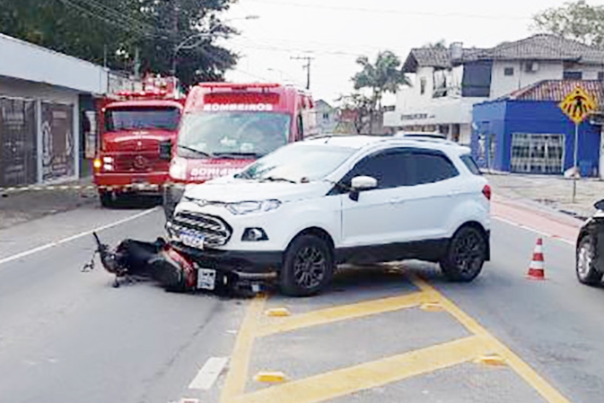Coliso entre carro e moto deixa um ferido no Centro de Ilhota