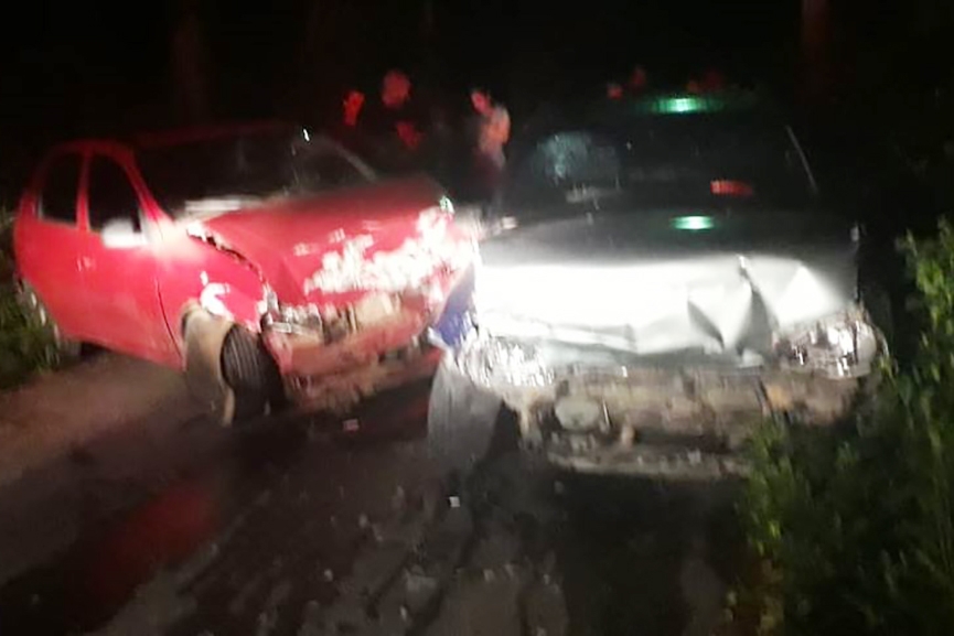 Batida frontal entre dois carros deixa quatro feridos em Gaspar