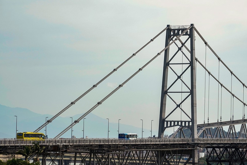 Trfego de carros  autorizado na Ponte Herclio Luz, em Florianpolis