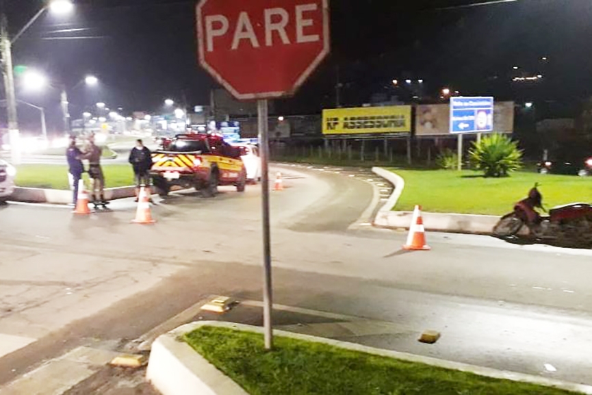 Mulher fica ferida em acidente no trevo da Parolli, em Gaspar
