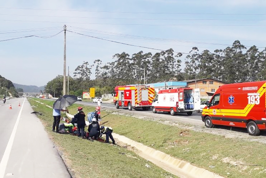 Motociclistas se envolvem em acidente e abandonam vtimas na BR-470, em Gaspar 