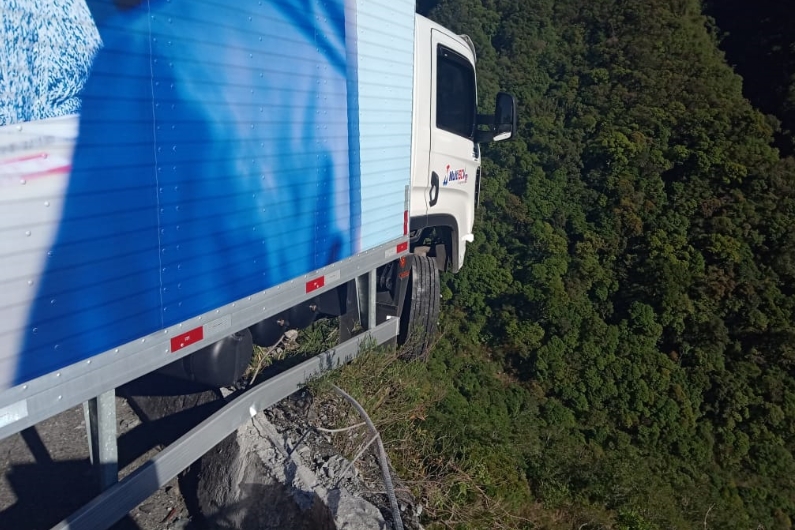 Caminho perde freio e fica pendurado em precipcio na Serra do Rio do Rastro