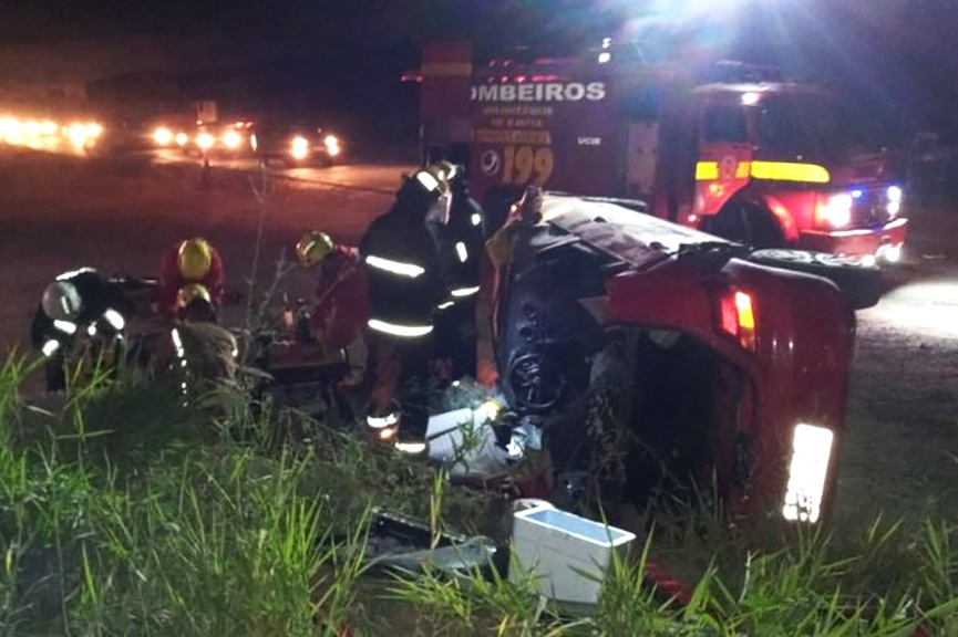 Jovem fica inconsciente aps capotamento na BR-470, em Ilhota