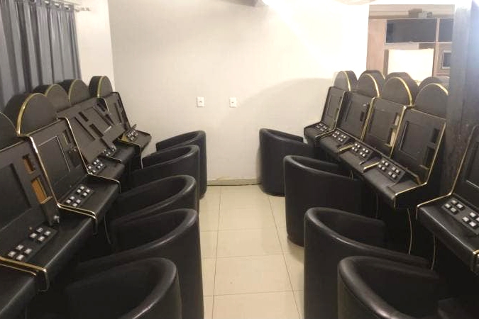 Polcia fecha cassino clandestino e apreende 26 mquinas caa-nqueis em Blumenau