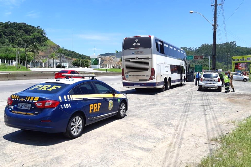 Homem  preso por importunao sexual dentro de nibus na BR-101, em Penha