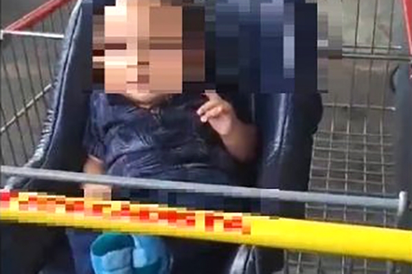 Pais esquecem beb de quatro meses em carrinho de supermercado, em Lages 