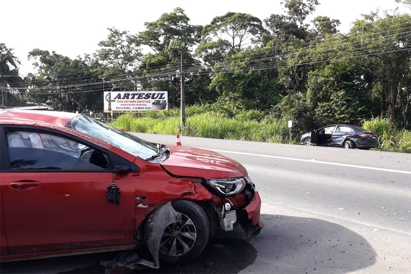 Motorista  levado ao hospital aps acidente na BR-470, em Gaspar