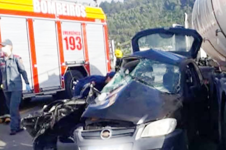 Grvida e homem morrem em acidente envolvendo carro e caminho de Ilhota
