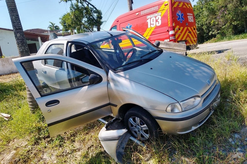 Criana  levada ao hospital aps batida entre carros no bairro Barraco, em Gaspar	