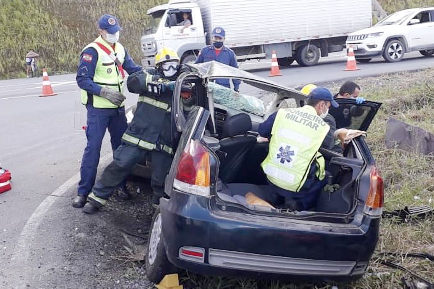Acidente entre carreta e dois carros deixa trs pessoas feridas na BR-470, em Gaspar