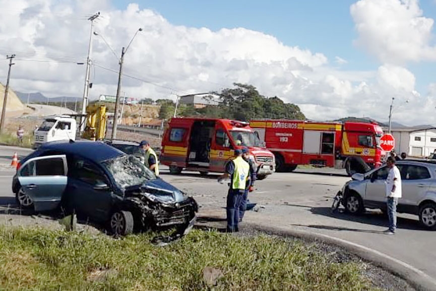 Idosa  levada ao hospital aps coliso entre trs carros no acesso  Ponte do Vale, em Gaspar 