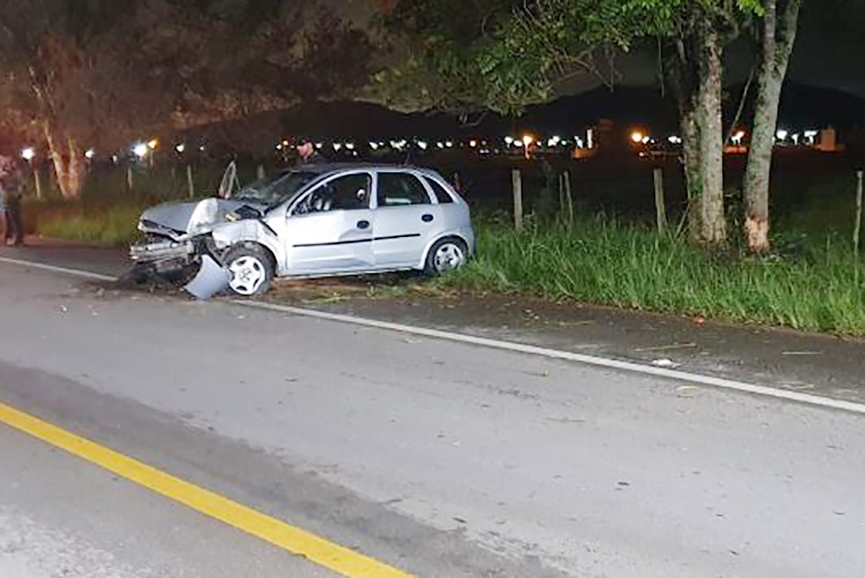 Motorista perde controle de carro e colide contra rvore em Ilhota