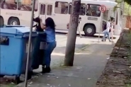 Presa mulher que jogou cão no lixo em Blumenau