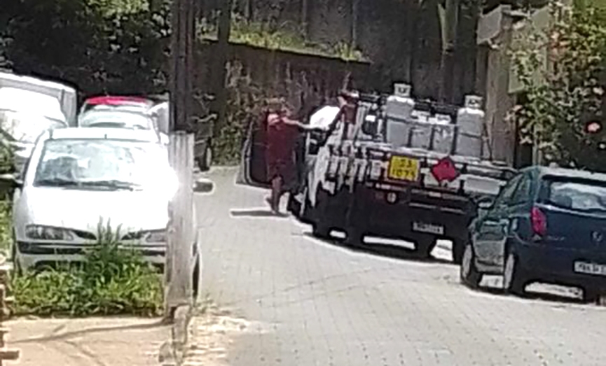 Carros estacionados em ruas estreitas impedem passagem do caminhão do lixo em Gaspar