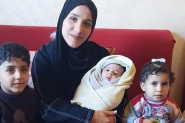 Brasileira que deu à luz em Gaza no Natal deixa território com os três filhos