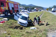 Carro capota depois de acidente na BR-470, em Gaspar; duas pessoas ficaram feridas