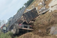 Caminho sai da pista e tomba em vala na Rodovia Antnio Heil, em Itaja