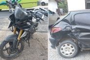 Coliso entre carro e moto deixa dois homens feridos na Ivo Silveira, em Gaspar; um em estado grave