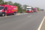 Jovem cai de moto e  arrastado pelo asfalto na BR-470, em Ilhota