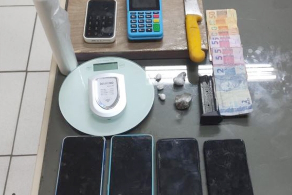 Traficantes fogem da PM e abandonam celulares, balana, mquina de carto, carregador de pistola e drogas em Ilhota