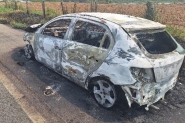 Carro pega fogo e fica completamente destrudo na Jorge Lacerda, em Gaspar