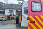 Garagem desaba e cai sobre mulher em Blumenau