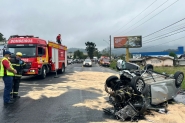 Mulher morre em grave acidente entre caminho e carros na Ivo Silveira, em Gaspar