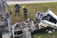 Motorista perde controle de direo e caminho cai em vala aps cachorro cruzar a BR-470, em Gaspar