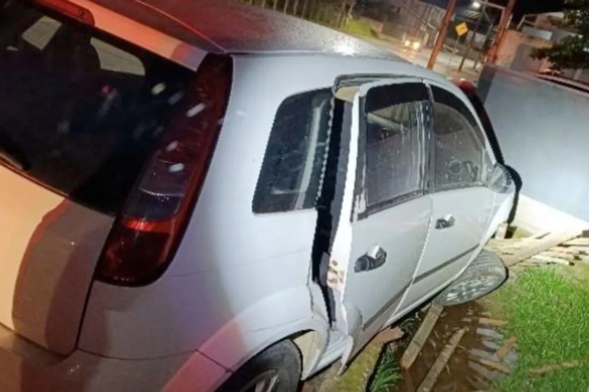 Homem se joga de carro em movimento para fugir de roubo em Indaial