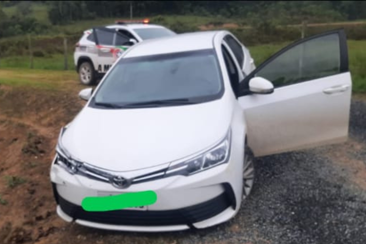 Carro furtado em Indaial  recuperado em Gaspar; PM persegue e prende ladres 