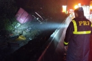 Carreta continer tomba sobre van e mata atletas na rodovia que liga PR e SC