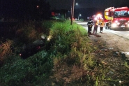 Carro cai em barranco de cinco metros e capota na Ivo Silveira, em Gaspar