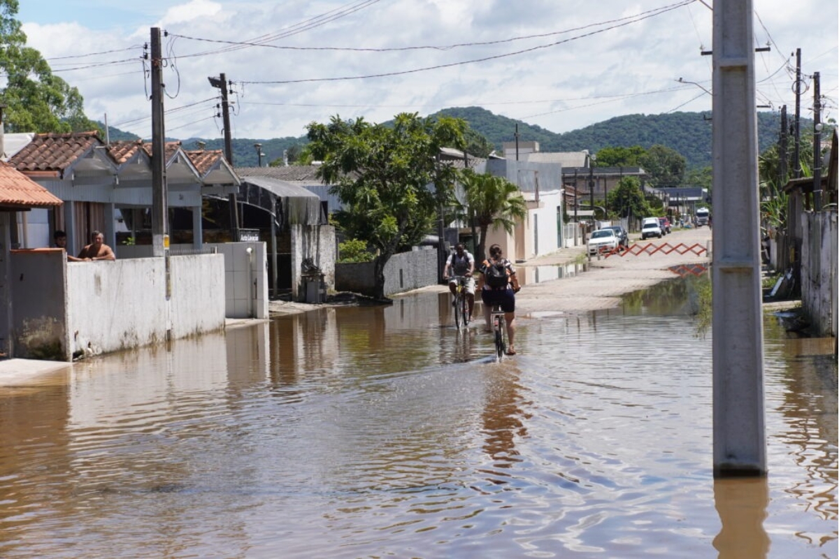 Em quatro dias, choveu em Gaspar o esperado para janeiro inteiro; previso  de mais temporais