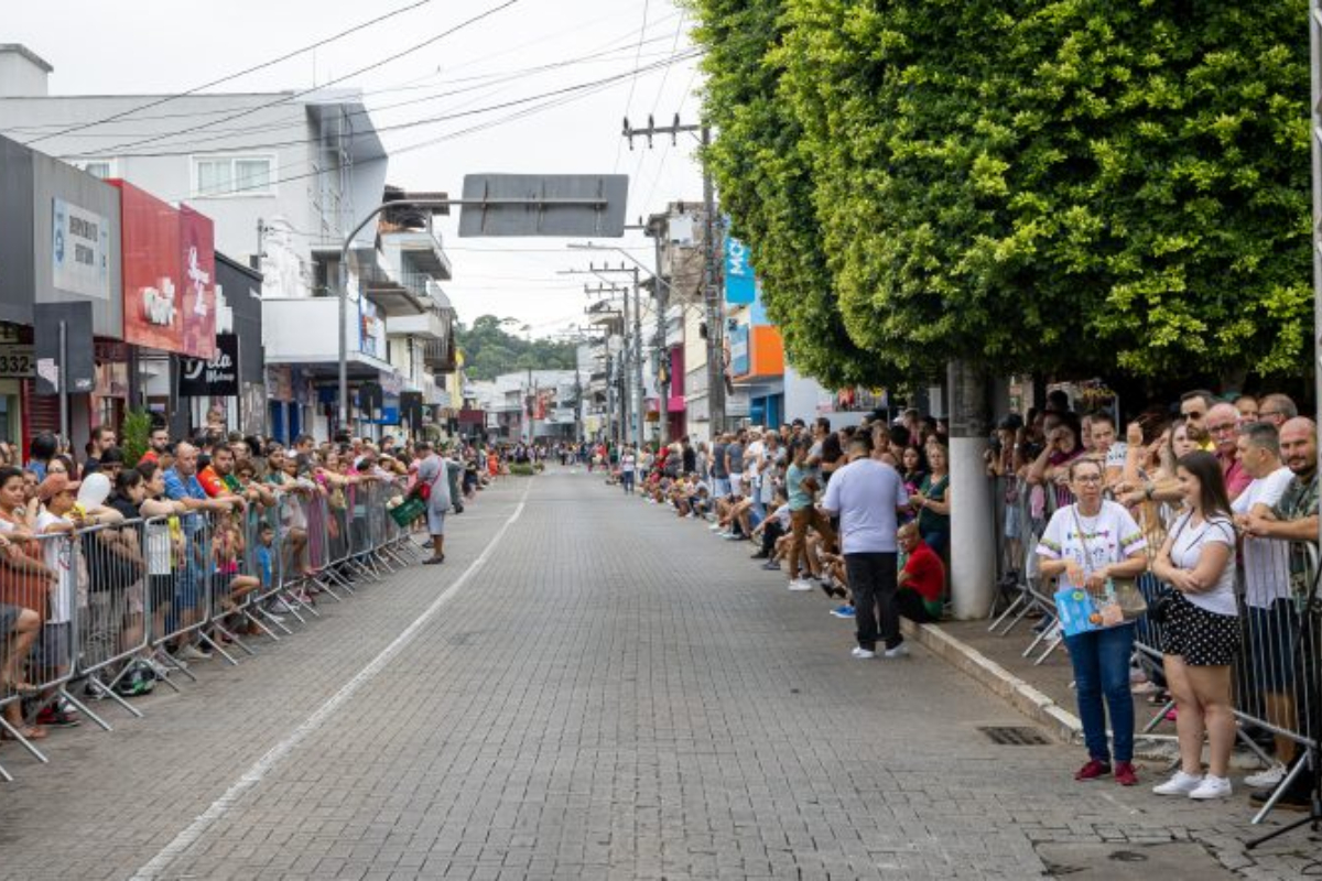 Trnsito no Centro de Gaspar passa por alteraes nesta tera-feira de feriado