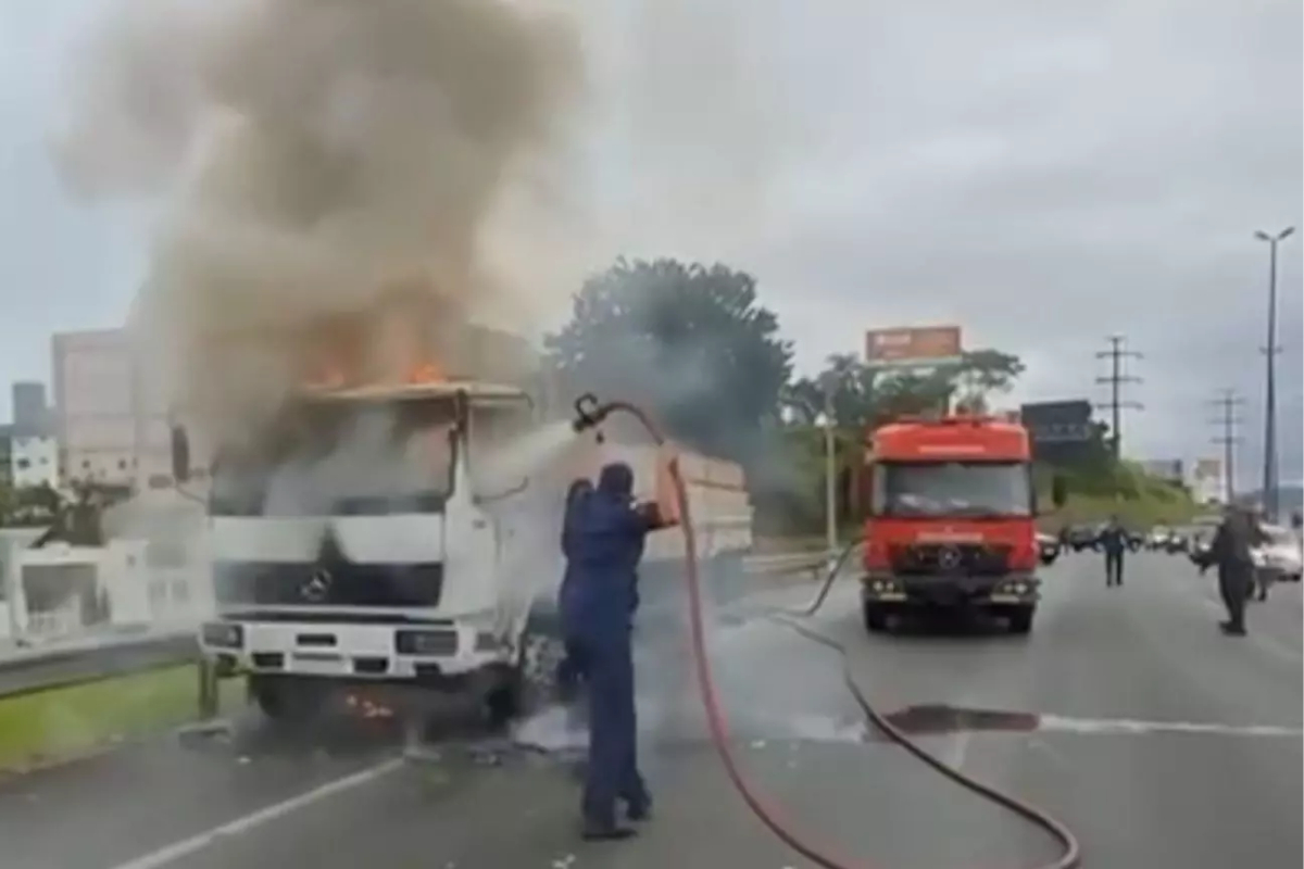 Incndio atinge cabine de caminho na Via Expressa em Florianpolis