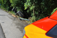 Carro sai da pista e colide em rvore s margens da BR-470, em Gaspar