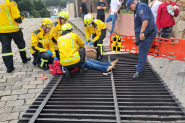 Carro derruba porto, atropela idosa e colide contra outro veculo aps motorista no puxar freio de mo em Blumenau