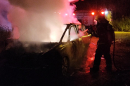 Carro estacionado em rea de mata  totalmente destrudo por incndio no Belchior, em Gaspar