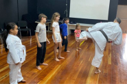 Comeam as aulas de karat na Praa CEU de Gaspar