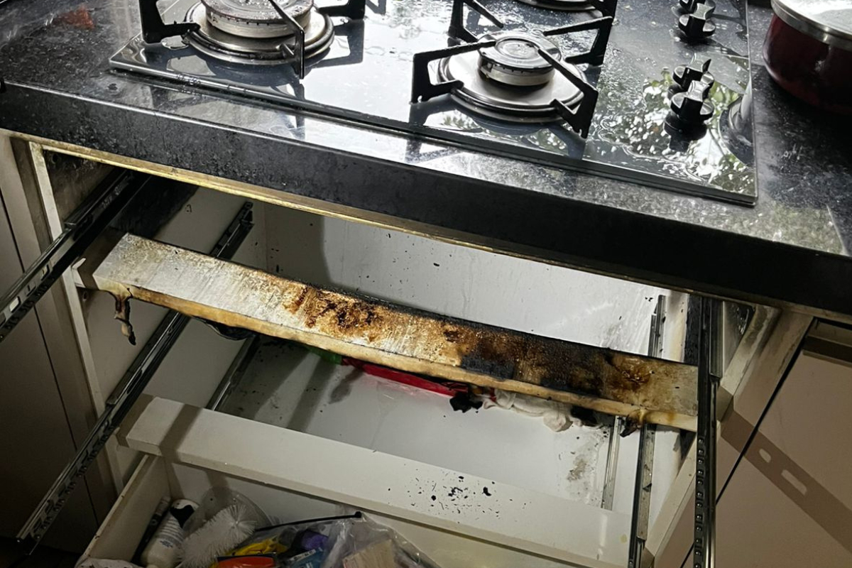 Moradora usa mangueira de jardim e controla incndio em casa no Poo Grande, em Gaspar
