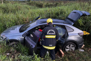 Motorista perde controle de direo e carro sai da pista na BR-470, em Ilhota