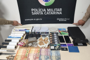 PM apreende traficantes e drogas em trs casas usadas como pontos de trfico em Ilhota