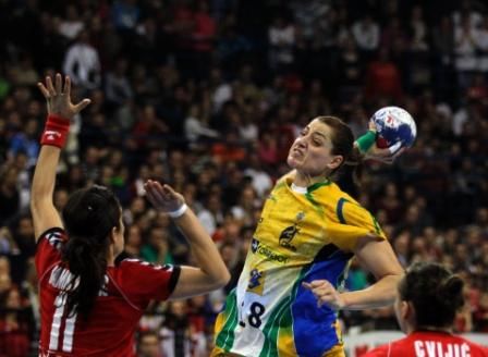 22dez2013dudaamorimtentamarcarmaisumgolcontraasdonasdacasanafinaldomundialdehandebol1387734196786956x699GG.jpg