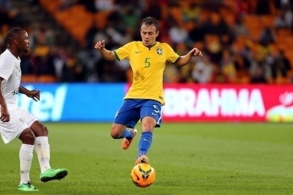 Rafinha pede dispensa da Sele��o e gera pol�mica
