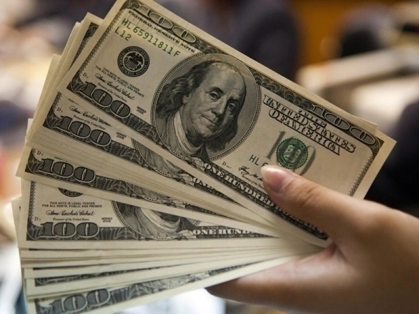 Juros nos EUA e cen�rio interno contribuem e d�lar fica abaixo de R$ 3,90
