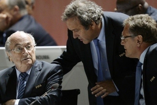 Comit&ecirc; de &Eacute;tica da Fifa anuncia suspens&atilde;o de Blatter e mais dois