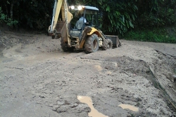 Estrada Geral Gaspar Alto  liberada aps retirada de barreira 